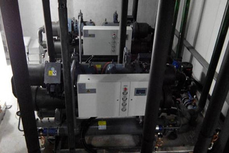 為什么水冷螺桿式冷水機組中會有污垢沉積？